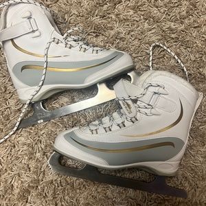 New womens size 6 ice skates